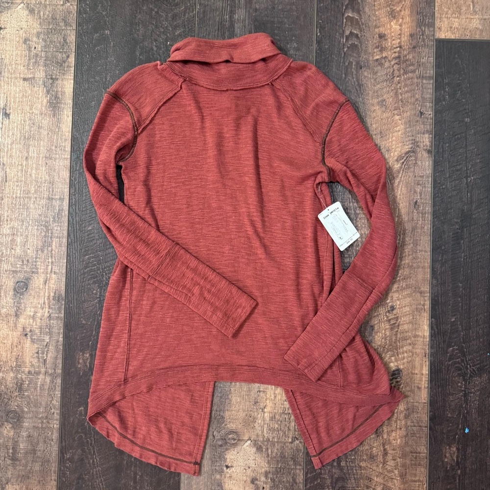 ✨ Free People Rust Red Asymmetrical Turtleneck Top ✨
Size XS